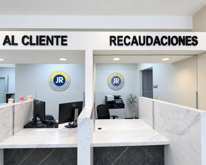"Al cliente" and "Recaudaciones" dimensional letters above office service windows