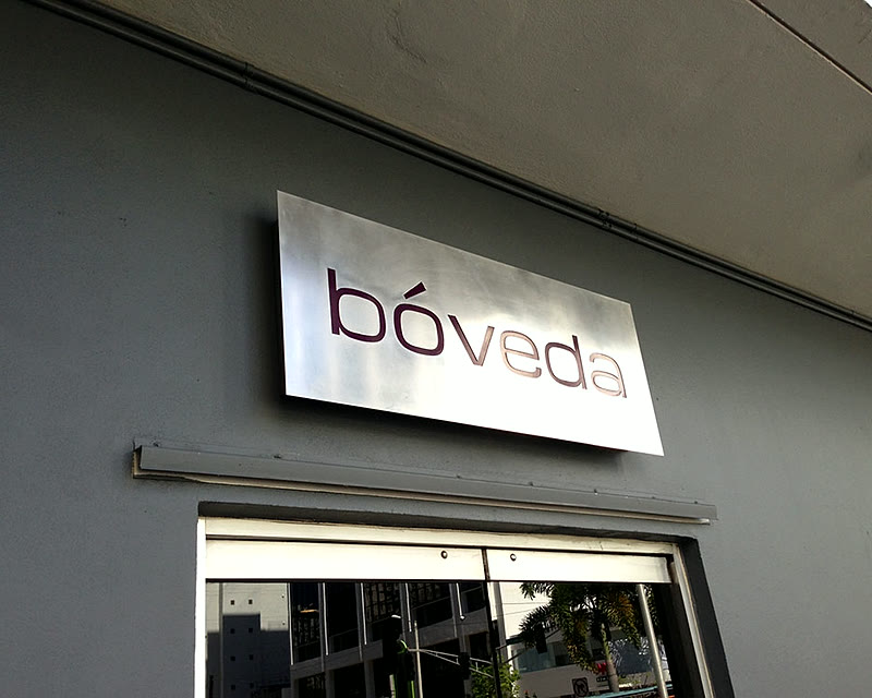 Rótulo iluminado de Bóveda sobre panel oscuro