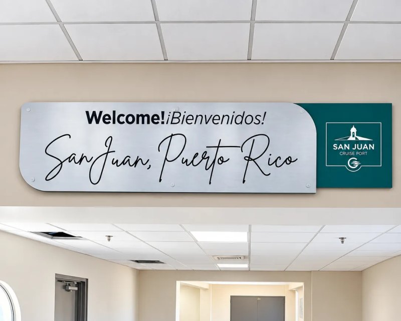 Rótulo de bienvenida bilingüe «San Juan, Puerto Rico» en la terminal de cruceros